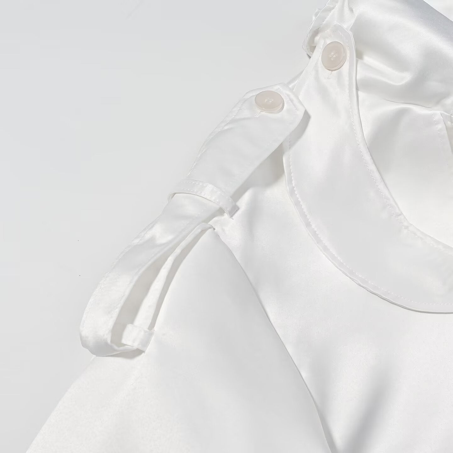 Long sleeved white double breasted loose jacket for women